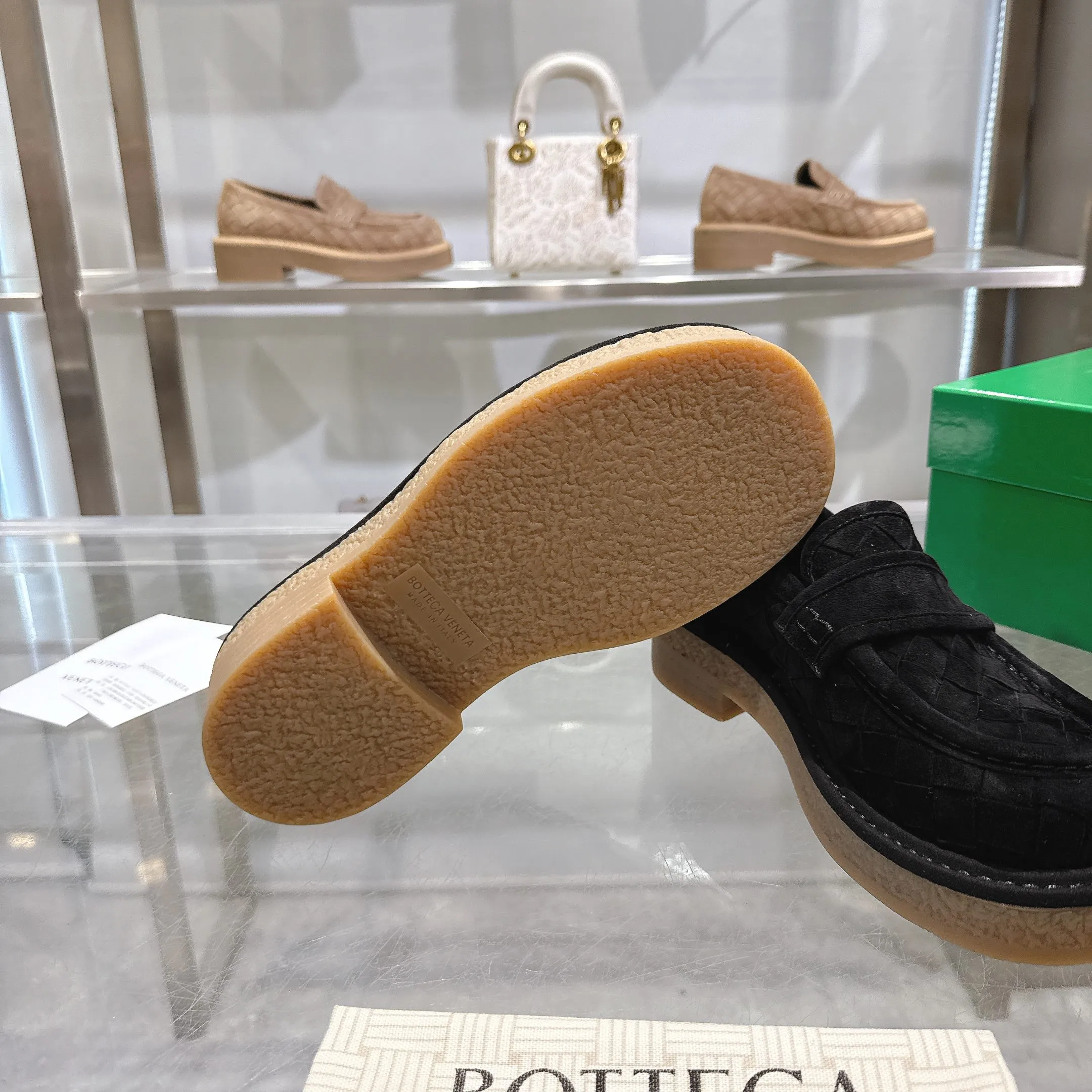 [BV] Top P: 840💰Size for couples: 35-44 (Female 40, Male 38 45, custom-made, non-returnable) Bottega Veneta classic Bottega Veneta counter model! Big square head! Braided deep toe shoes! Reproduction of the original board! The feet are super domineering! Original molded outsole! High-grade mercerized cow velvet! Solid color Niuli!